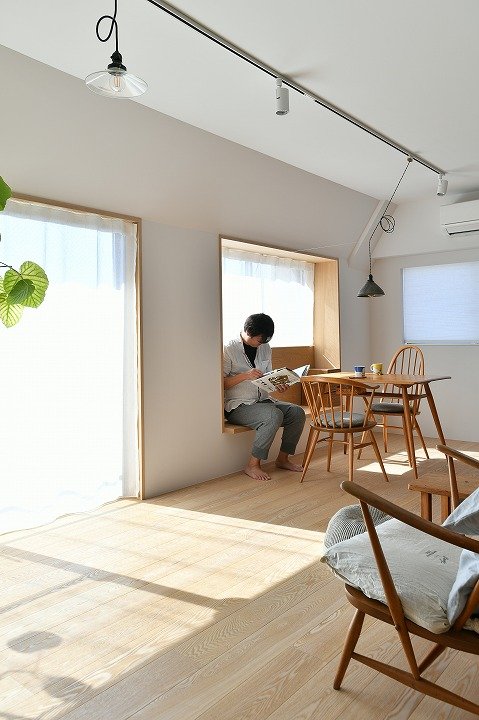 ソファと収納を兼ねた窓際