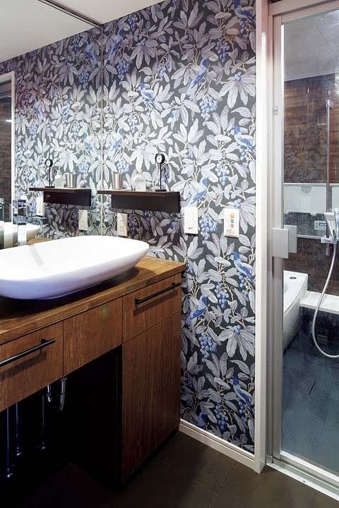 ウィリアム・モリスの壁紙を貼った洗面室