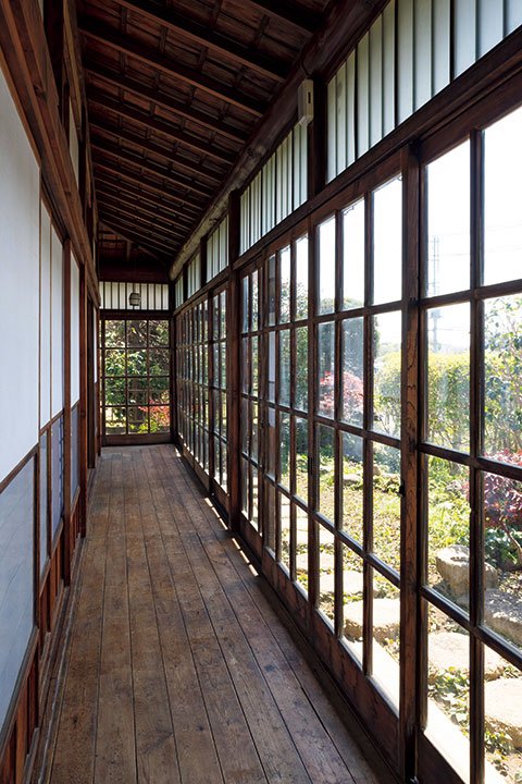 コの字型に回された長い廊下