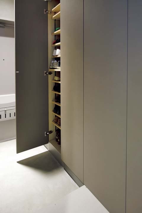 大型収納を造り付けた玄関