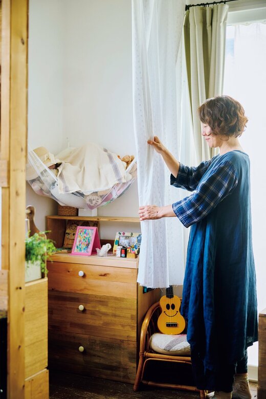 ものを布で隠す女性