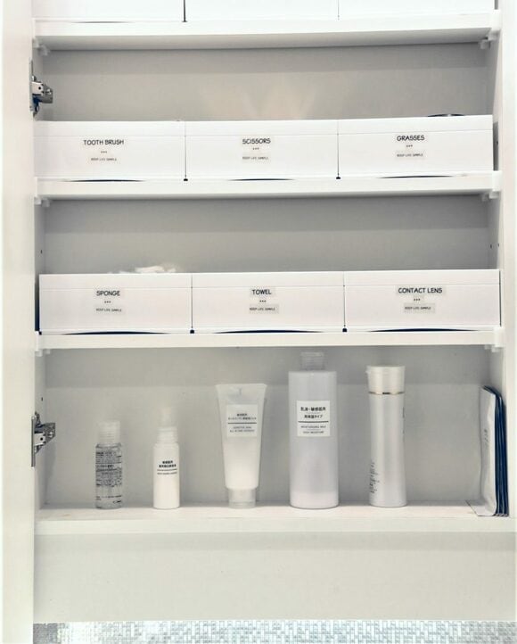 三面鏡裏にずらっと並べた9個のボックス