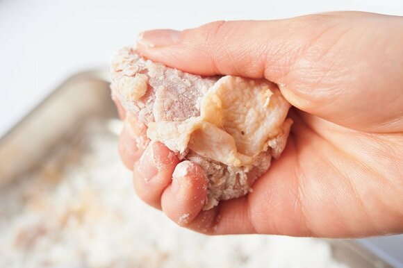 鶏肉の皮で外側をおおうように丸めて、静かに油に入れる
