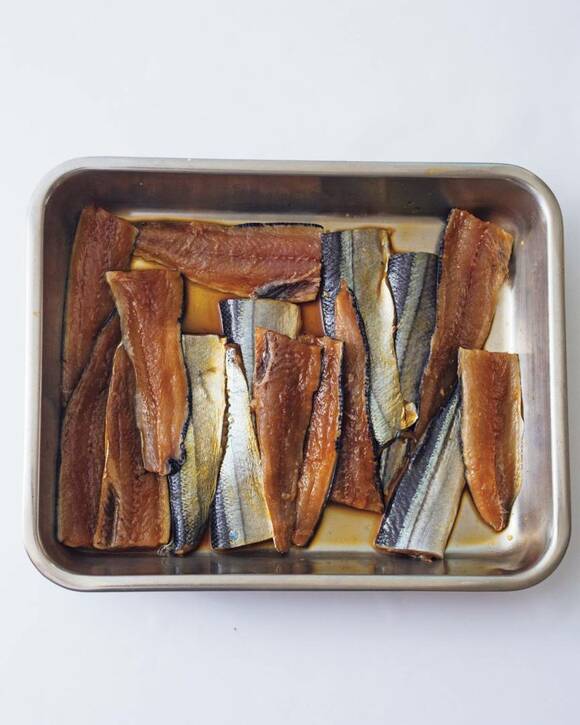 バットにサンマ三枚おろし
