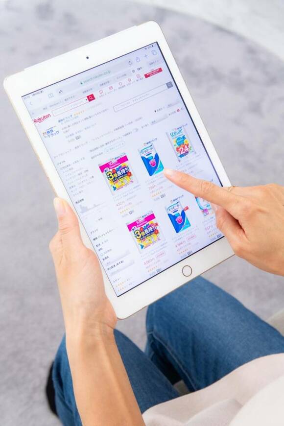 タブレットでお買い物をする様子