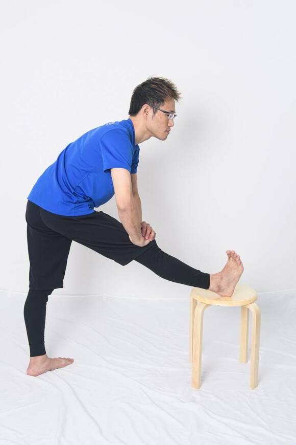 イスの上に足をのせて伸ばす