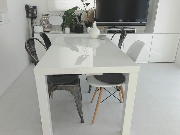 ダイニングテーブルの下をリモコンの定位置に