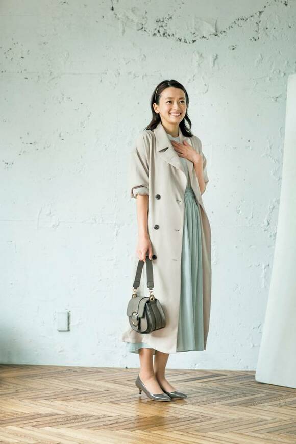 胸に手をあてる女性