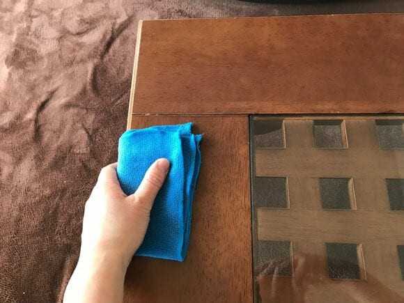 テーブルの縁をつかむ