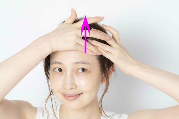 逆側のこめかみも引き上げる