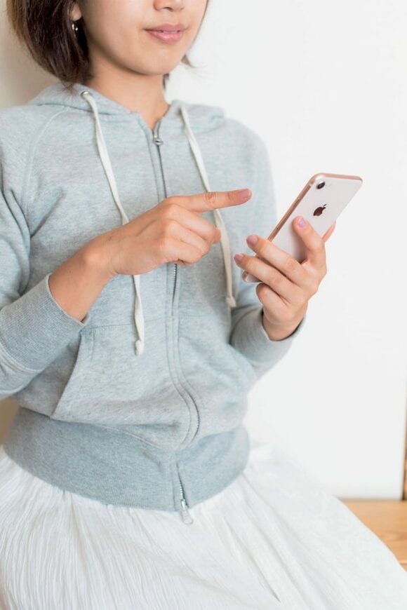 女性スマホいじり中