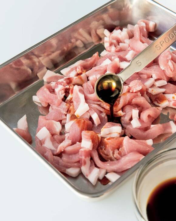 豚肉に中華の黄金比ダレをかける