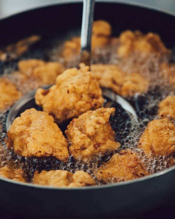 から揚げをあげる様子