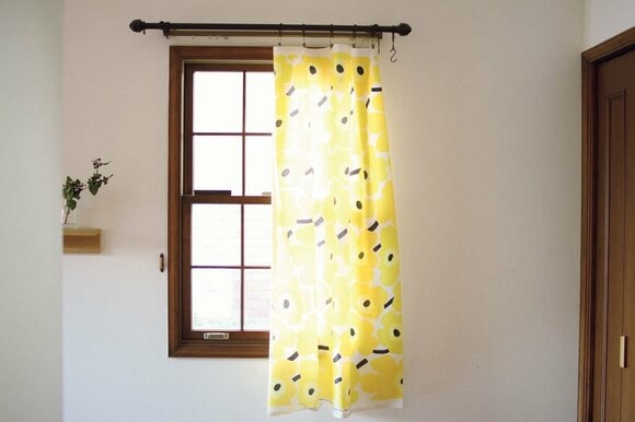 窓に黄色のカーテン