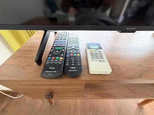 テレビ下に置いてあるリモコン