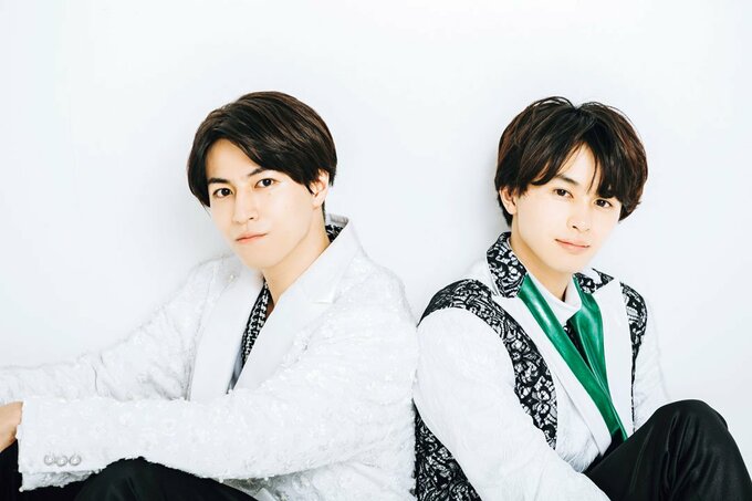 背中合わせ男性2人