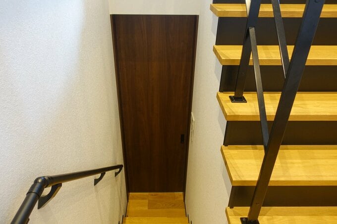 階段室を間切る1階のドア