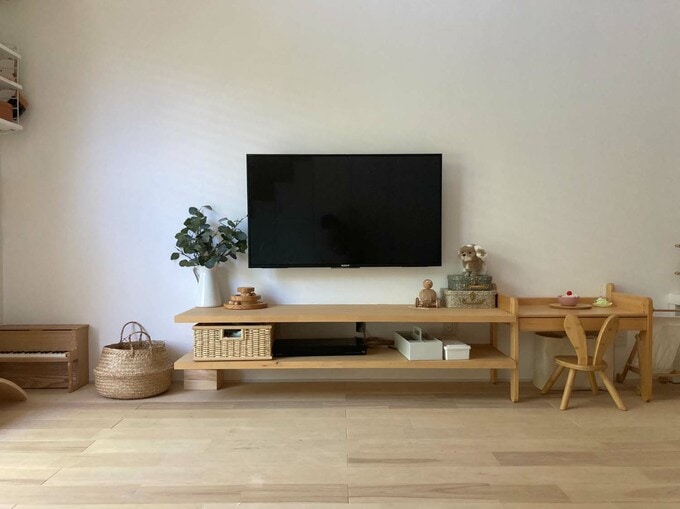 壁かけにしたテレビと、床から浮いて見えるフロートテレビボード