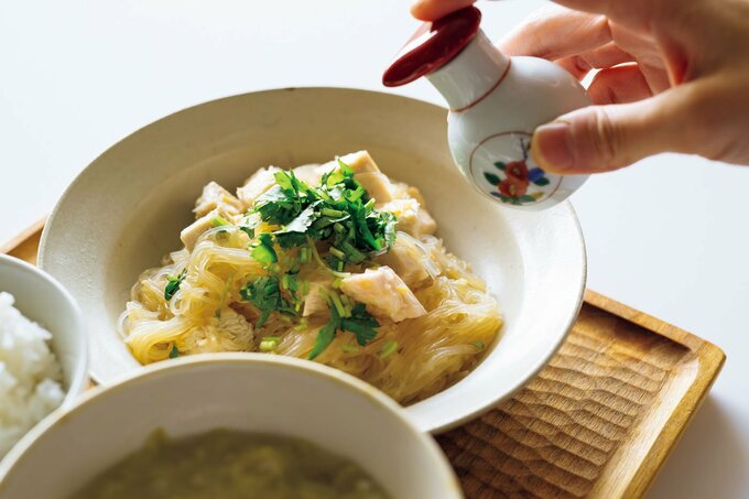 料理に調味料をかける図