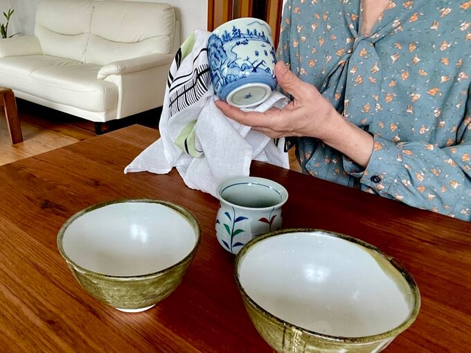 食器を拭く様子