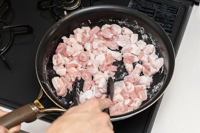 片栗粉をまぶしている様子