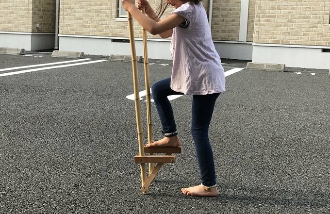 義父が子どもたちに手づくりの竹馬をつくってくれた！