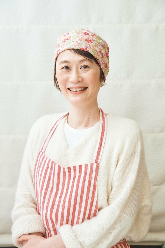 ストライプエプロン女性