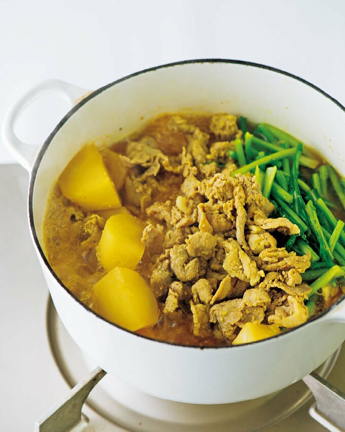 鍋で具材を煮ている