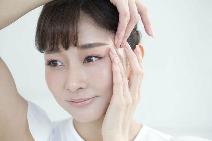 両手でこめかみをリフトアップ