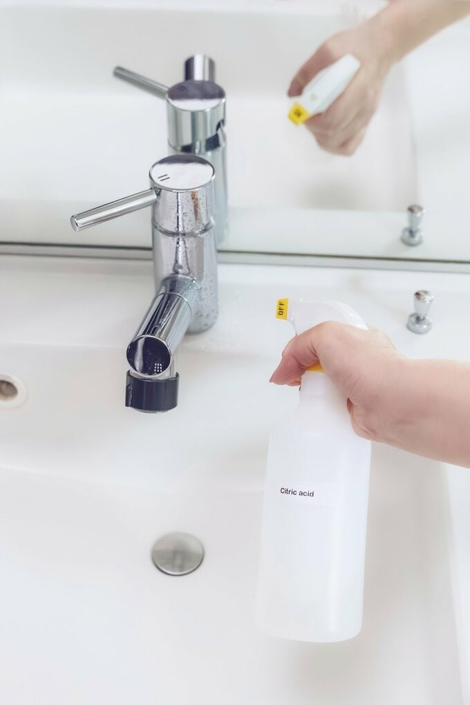 クエン酸スプレーを吹きかけている様子