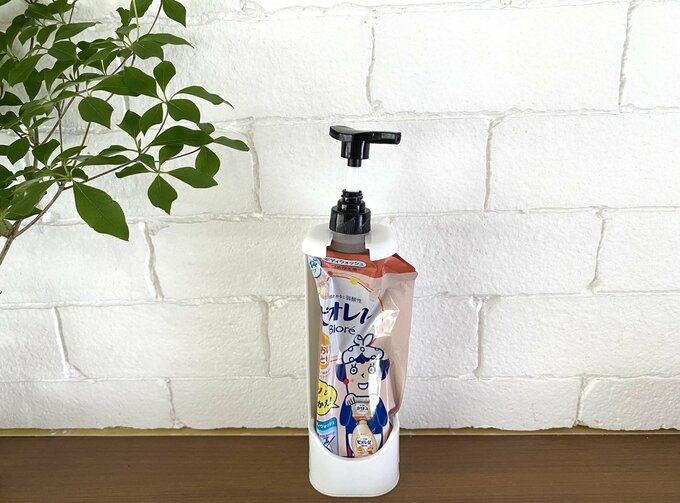 ホームセンターで購入した詰め替え用のシャンプー類をそのままセットして使える容器