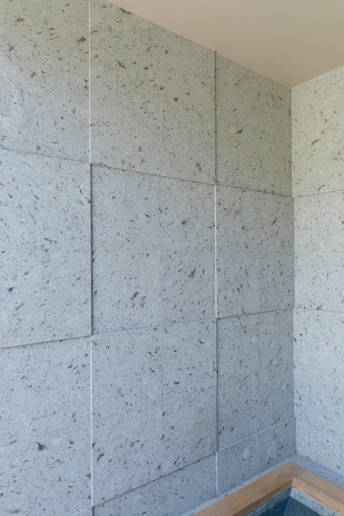 十和田石の厚みを変えた市松模様の壁