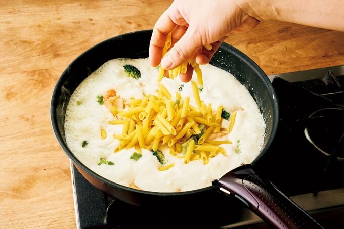 マカロニをふる