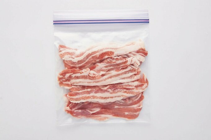 保存袋に豚バラ薄切り肉