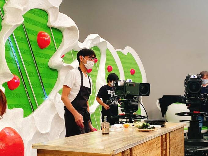 スタジオにマスクをつけた男性