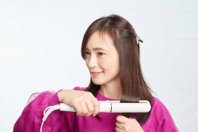中間から毛先に向かって、ゆっくりアイロンを通す