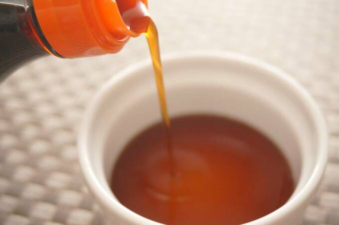 器に味どうらくを注ぐ