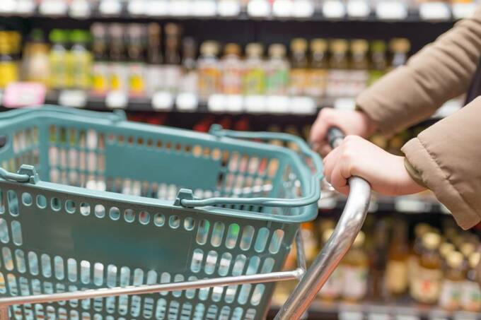 買い物カートを押す様子