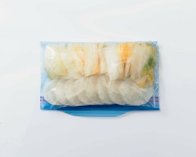 漬物を保存袋にいれた様子