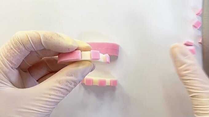 互い違いになるようにピンク部分を削ぎ落とす