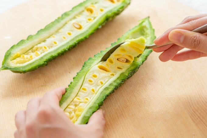 ゴーヤーを削る