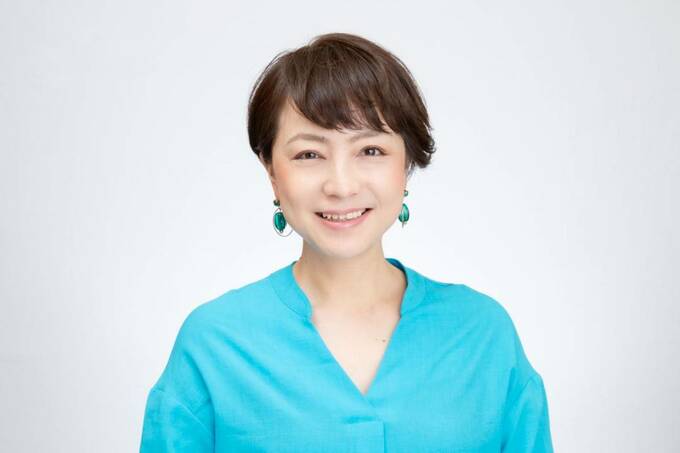 イヤリングショートヘア女性正面