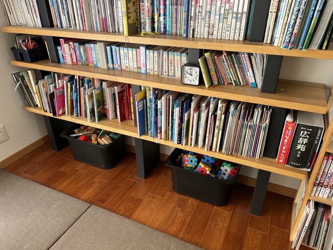 IKEAのトロファストに収納されたオモチャ