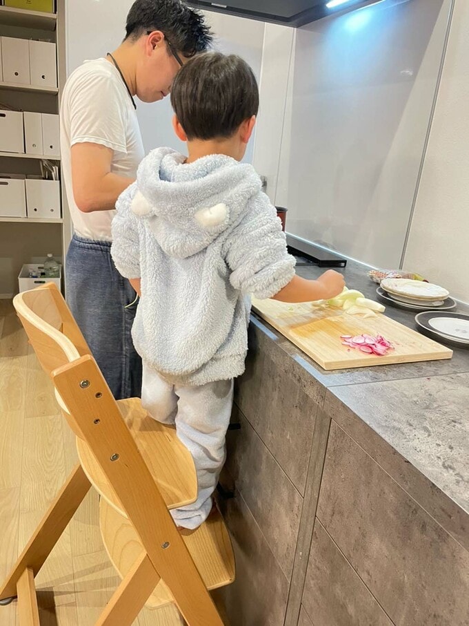 親子で料理をしている様子