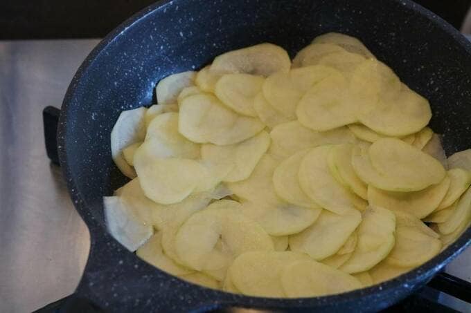 小さめのジャガイモ2個をスライサーで薄くスライス