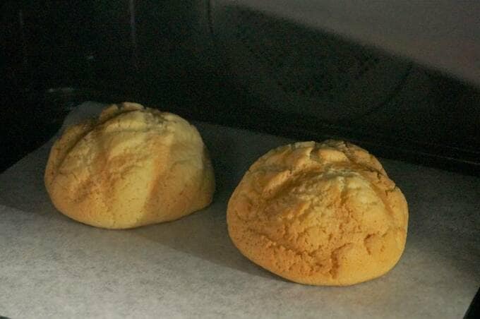 オーブンに焼き上がったパン