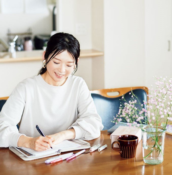 女性が書く様子