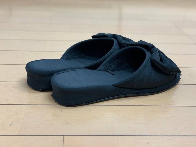 黒いヒールスリッパ