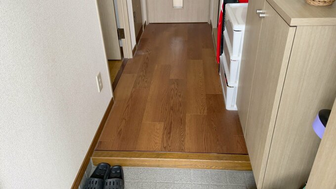 マットが敷かれていない玄関の様子