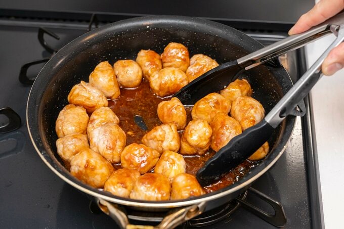 軽く煮つめる様子